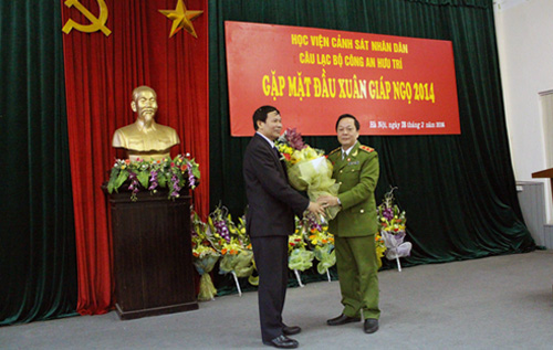 Đồng chí Trung tướng GS.TS Nguyễn Xuân Yêm - Giám đốc Học viện tặng quà cho CLB Công an hưu trí Học viện CSND