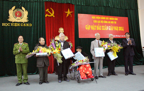 Đồng chí Nguyễn Xuân Yêm cùng đồng chí Nguyễn Trung Thành trao tặng quà mừng thọ cho các cụ có tuổi 70, 75, 80, 85 và trên 90