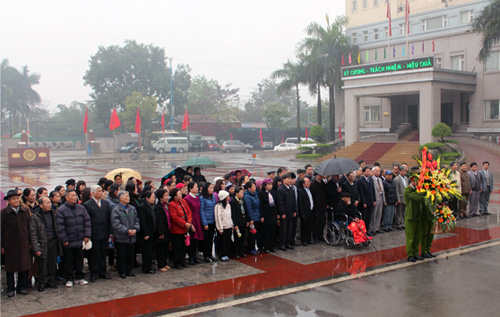 Các đại biểu dâng hương tại tượng đài Chủ tịch Hồ Chí Minh - Học viện CSND