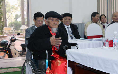 Cụ Lê Văn Gầm - Nguyên cán bộ Học viện CSND. Năm nay cụ tròn 100 tuổi nhưng vẫn tới tham dự buổi lễ gặp mặt.