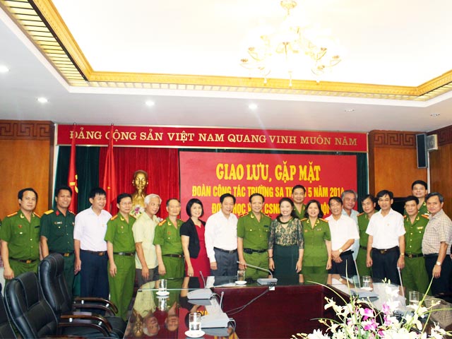 Các thành viên của 2 đoàn Hà Nội và Học viện CSND chụp ảnh kỷ niệm trong buổi giao lưu