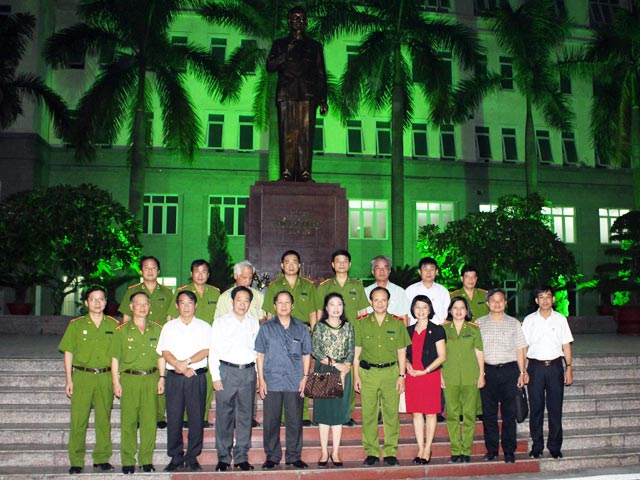 Các thành viên của 2 đoàn Hà Nội và Học viện CSND chụp ảnh kỷ niệm tại Tượng đài Chủ tịch Hồ Chí Minh