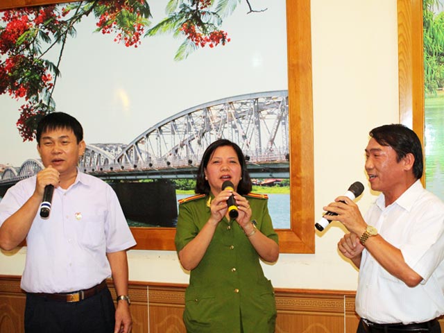 Đồng chí Hoàng Thị Liên, Chủ tịch Công Đoàn Học viện CSND cùng tham gia văn nghệ với các thành viên đoàn Hà Nội