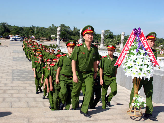 Đoàn thanh niên Học viện CSND tổ chức thăm viếng Tượng đài Mẹ Thứ - Mẹ Việt Nam anh hùng