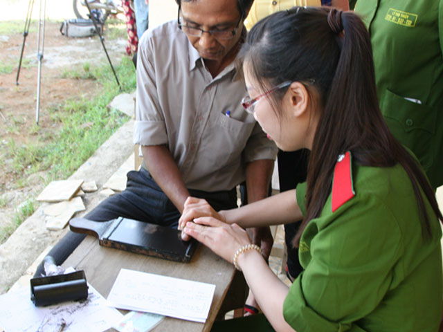 Các học viên Học viện CSND giúp công an xã Trà Kót làm chứng minh thư cho bà con nhân dân.