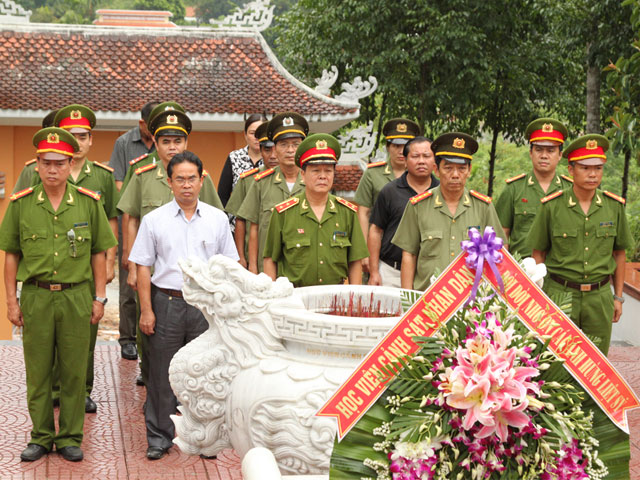 Trung tướng Nguyễn Xuân Yêm, Giám đốc Học viện CSND và Đại tá Nguyễn Viết Lợi, Giám đốc Công an tỉnh Quảng Nam cùng Đoàn Thanh niên Học viện CSND làm lễ dâng hương, báo công tại Khu di tích An ninh khu V.