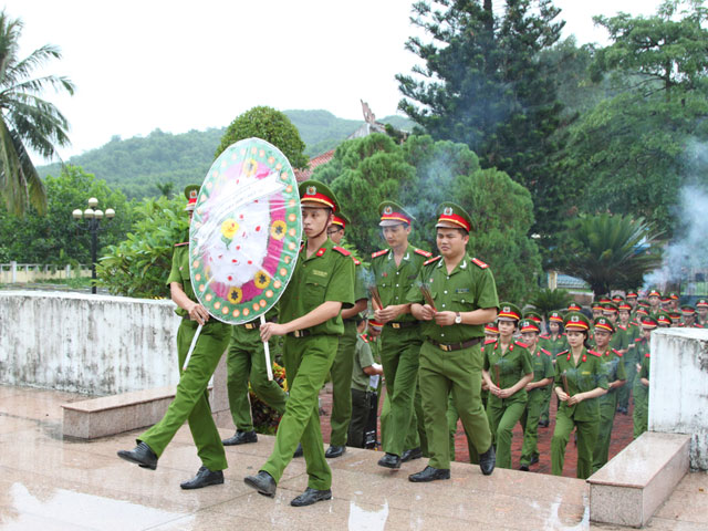 Đoàn thanh niên Học viện CSND đặt vòng hoa, dâng hương tri ân các anh hùng liệt sĩ tại nghĩa trang liệt sỹ huyện Bắc Trà My, Quảng Nam.