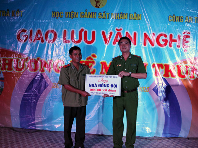 Đại úy Lê Văn Tư, Bí thư Đoàn Thanh niên Học viện CSND thay mặt các đoàn viên trao tặng căn “Nhà đồng đội” cho gia đình Thiếu úy Trần Văn Xuyến