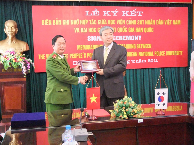 ...và phía Học viện CSND đáp lễ bằng bức tranh Văn Miếu - Quốc Tử Giám, trường đại học đầu tiên ở Việt Nam