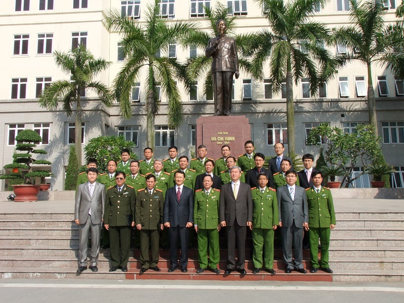 Các đại biểu chụp ảnh lưu niệm tại tượng đai Chủ tịch Hồ Chí Minh