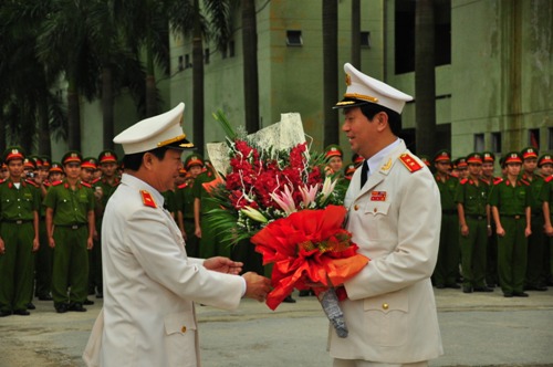 Đồng chí Thiếu tướng, GS.TS Nguyễn Xuân Yêm, Giám đốc Học viện CSND tặng hoa chúc mừng đồng chí Bộ trưởng Trần Đại Quang