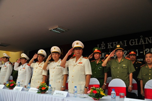 Các đại biểu tham dự lễ khai giảng duyệt đội ngũ