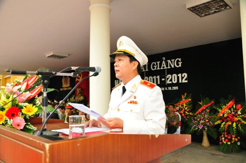 Đồng chí Giám đốc Nguyễn Xuân Yêm đọc diễn văn khai giảng năm học 2011-2012