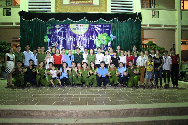 Đoàn Thanh niên hai đơn vị chụp ảnh lưu niệm cùng với thầy cô trường Tiểu học Thái Niên 1