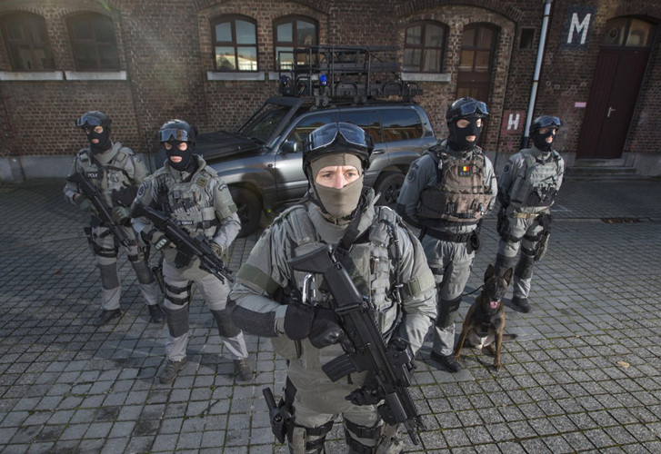 Lực lượng chống khủng bố của Bỉ chụp ảnh trước cửa đại bản doanh của họ ở Brussel