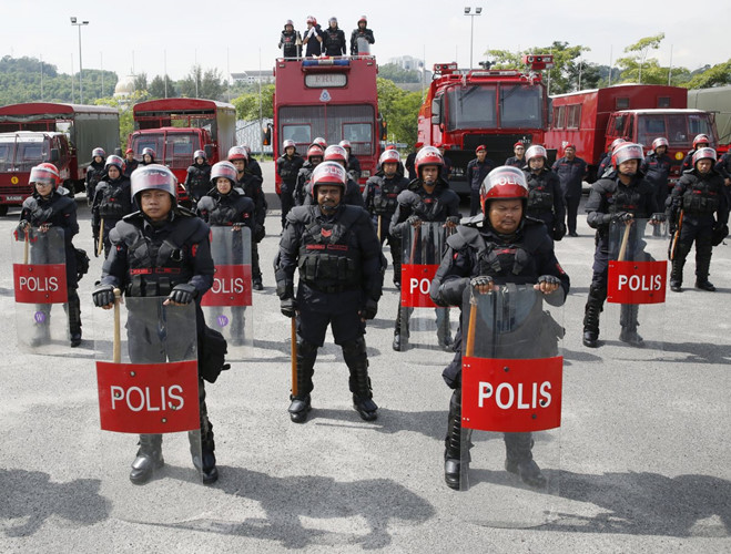 Lực lượng cảnh sát chống bạo động của Malaysia với áo giáp, lá chắn và các xe đặc chủng phục vụ cho nhiệm vụ chống bạo động