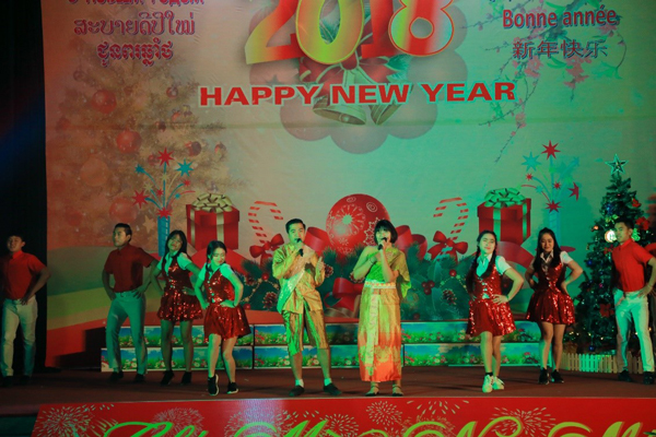 Ca khúc “Chào năm mới” đầy vui nhộn qua sự thể hiện của song ca Pieu - sinh viên Thái Lan và Phenxi - sinh viên Lào