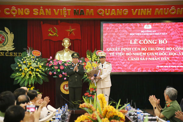 Thượng tướng, PGS.TS Bùi Văn Nam, Thứ trưởng Bộ Công an trao quyết định bổ nhiệm cho đồng chí Trần Minh Hưởng