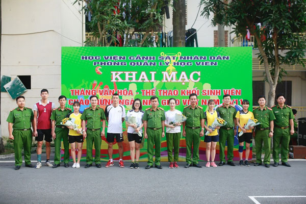 Đại tá, PGS.TS. Nguyễn Đắc Hoan - Phó Giám đốc Học viện tặng hoa, động viên các đội tuyển thi đấu tốt
