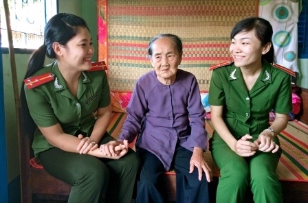Hội Phụ nữ Công an tỉnh Long An thăm Mẹ VNAH Nguyễn Thị Ba, xã Nhựt Ninh, huyện Tân Trụ