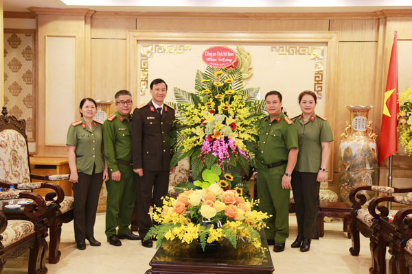 Lãnh đạo Công an tỉnh Hà Nam chúc mừng Học viện CSND
