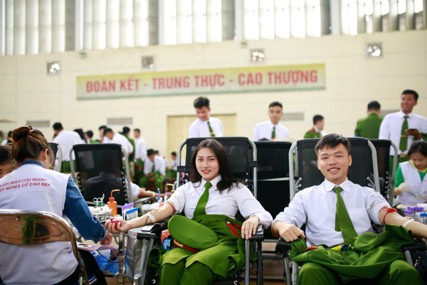 Các học viên hào hứng khi tham gia hiến máu tình nguyện