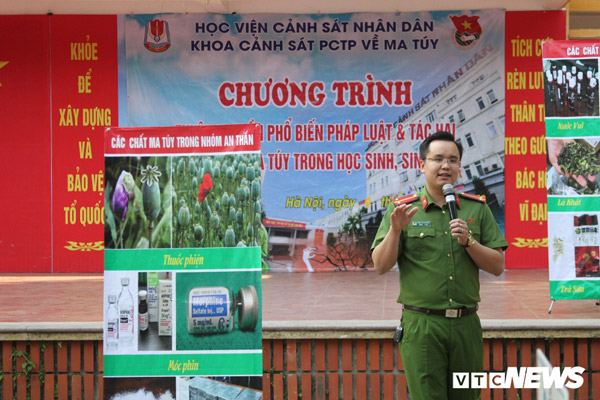 Cán bộ, giảng viên và học viên Học viện Cảnh sát nhân dân (CSND) trực tiếp xuống trường THCS Nguyễn Trường Tộ, Hà Nội tuyên truyền tác hại của ma tuý với học sinh