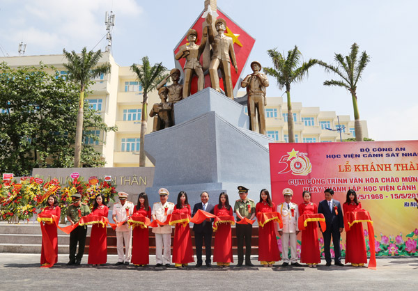 Thủ tướng Nguyễn Xuân Phúc cùng các đại biểu cắt băng khành thành Cụm các công trình văn hóa tại Học viện CSND