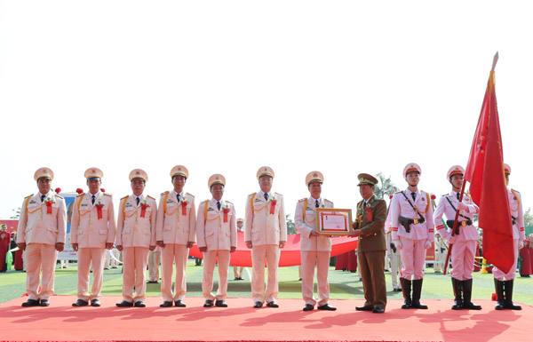 Trung tướng, TS Sổm Vẳng Thăm Mạ Sít - Thứ trưởng Bộ An ninh Nước CHDCND Lào thay mặt Chủ tịch Nước CHDCND Lào trao Huân chương Lao động Hạng Nhất cho Học viện CSND
