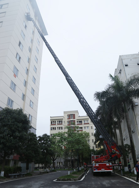 Tiểu đội xe thang triển khai thang tiếp cận tầng thượng của tòa nhà để giải cứu các nạn nhân