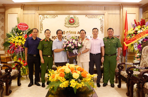 PGS.TS Nguyễn Kim Sơn, Giám đốc Đại học Quốc gia Hà Nội tặng hoa chúc mừng Học viện CSND