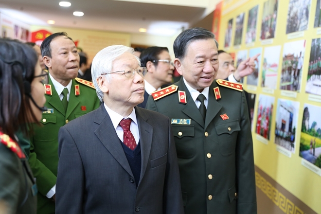 Đồng chí Tổng Bí thư, Chủ tịch nước Nguyễn Phú Trọng; Bộ trưởng Tô Lâm cùng các đồng chí lãnh đạo Bộ Công an tham quan triển lãm