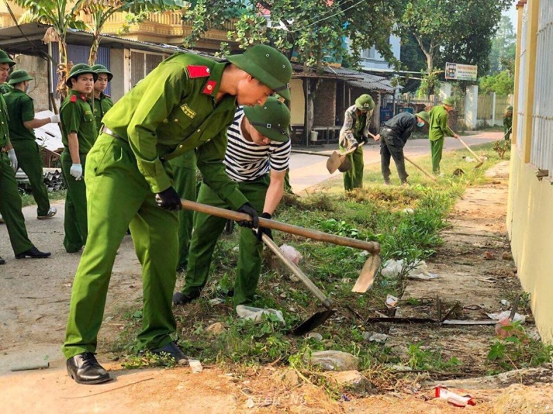 Các thầy cô cùng các học viên Khóa D44 tham gia dọn dẹp vệ sinh xung quanh quanh khu vực nhà văn hoá xóm Đoàn Kết, huyện Phú Bình, tỉnh Thái Nguyên