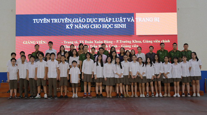 Đại diện Ban giám hiệu trường Liên cấp Việt – Úc cùng các báo cáo viên của Học viện CSND và các em học sinh chụp ảnh lưu niệm