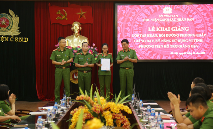 Thiếu tướng, GS.TS Nguyễn Đắc Hoan, Phó Giám đốc Học viện trao Quyết định thành lập lớp học cho Ban cán sự lớp