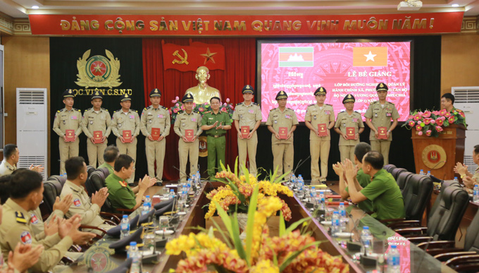 Thiếu tướng, PGS. TS Đặng Xuân Khang, Phó Giám đốc Học viện trao chứng chỉ cho học viên lớp học