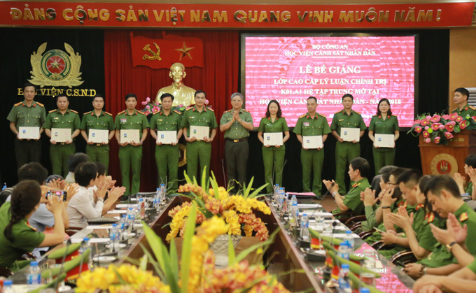 Thiếu tướng Nguyễn Văn Ly, Phó Cục Trưởng Cục Đào tạo, Bộ Công an trao chứng chỉ cho các học viên