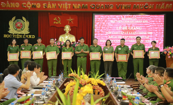 Thiếu tướng, GS. TS Trần Minh Hưởng, Giám đốc Học viện trao giấy khen cho các học viên có thành tích xuất sắc trong khóa học