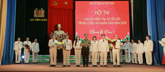 Thiếu tướng Nguyễn Hồng Nguyên, Phó Chủ nhiệm thường trực UBKT Đảng ủy Công an Trung ương  trao giải ba cho đội thi Đội Cục Ngoại tuyến và Học viện ANND