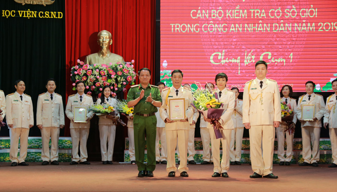 Thiếu tướng Đặng Xuân Khang, Đảng ủy viên Đảng ủy Học viện CSND, Phó Giám đốc Học viện CSND trao giải nhì cho Đội thi Cục cảnh sát Quản lý trại giam, cơ sở giáo dục bắt buộc, trường giáo dưỡng