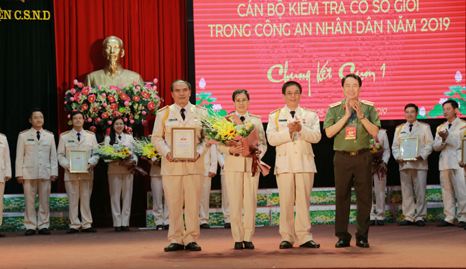 Thiếu tướng Lê Quốc Hùng, Ủy viên Đảng ủy Công an Trung ương,  Phó Chủ nhiệm thường trực UBKT Đảng ủy Công an Trung ương trao giải nhất cho Đội thi Học viện Cảnh sát nhân dân.