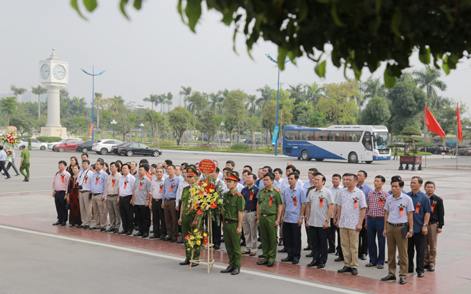 Đại biểu và cựu học viên khóa D17 dâng hương tại Tượng đài Chủ tịch Hồ Chí Minh và các cố Bộ trưởng Bộ Nội vụ, Bộ Công an qua các thời kỳ