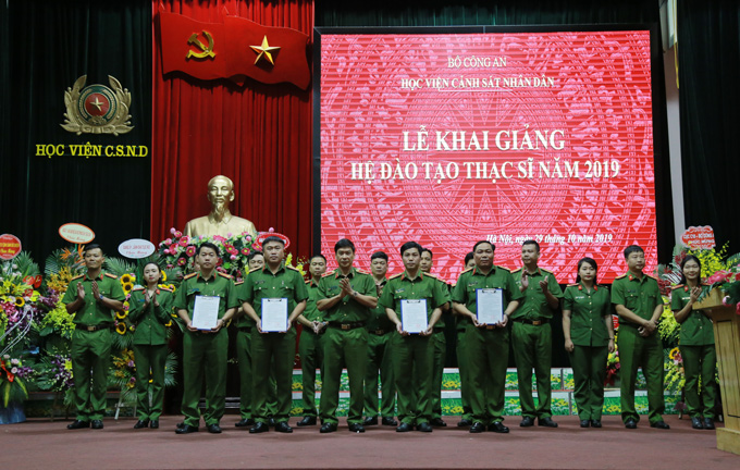 Thiếu tướng, GS.TS Trần Minh Hưởng, Giám đốc Học viện trao các Quyết định cho Ban cán sự lớp