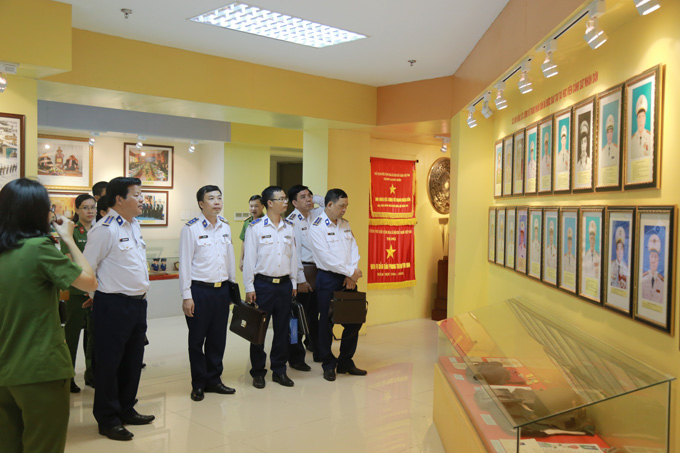 Đoàn đại biểu Bộ Tư lệnh Cảnh sát biển đã đi thăm quan cơ sở vật chất và các công trình văn hóa của Học viện CSND.