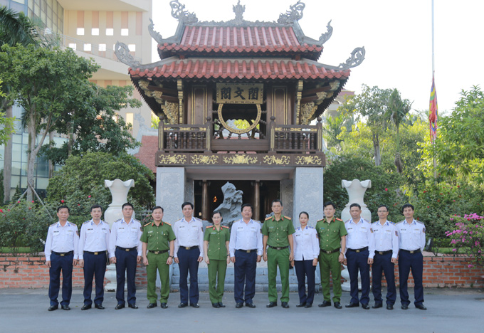 Đoàn đại biểu Bộ Tư lệnh Cảnh sát biển chụp ảnh lưu niệm tại Văn miếu Học viện CSND.