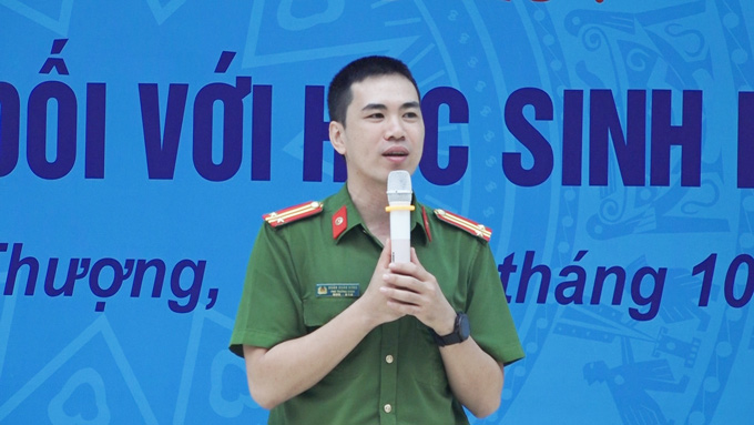 Tiến sĩ Doãn Xuân Hùng, Phó trưởng Khoa Cảnh sát hình sự phát biểu tại buổi tuyên truyền tại trường Tiểu học Phú Thượng