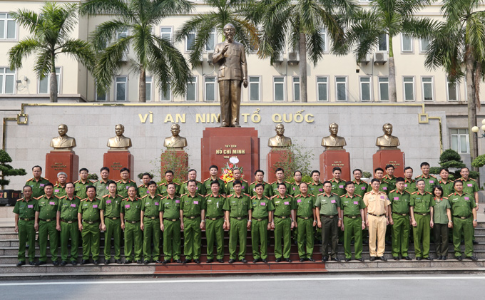 Đại biểu và học viên lớp học dâng hương tại Tượng đài Chủ Tich Hồ Chí Minh