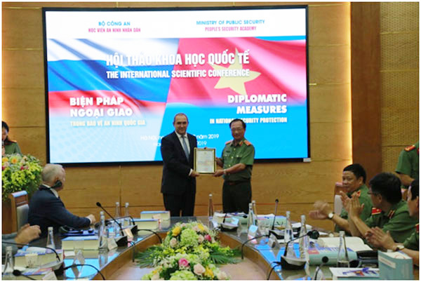 Thứ trưởng Nguyễn Văn Thành trao chứng nhận quyền tác giả báo cáo khoa học cho các đại biểu.