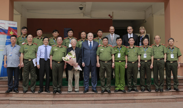 Thứ trưởng Nguyễn Văn Thành, nguyên Phó Thủ tướng Vũ Khoan và các đại biểu tham dự Hội thảo.