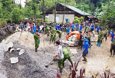 Ngay khi được bố trí xuống các xã trên địa bàn huyện Hà Quảng, các đồng chí Công an chính quy đã xuống bản giúp đỡ nhân dân sửa đường.
